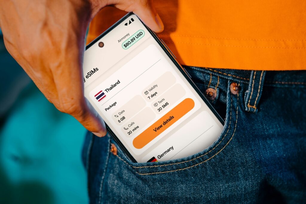 Ein Smartphone steckt in einer Jackentasche und zeigt Reiseinformationen auf dem Display an.