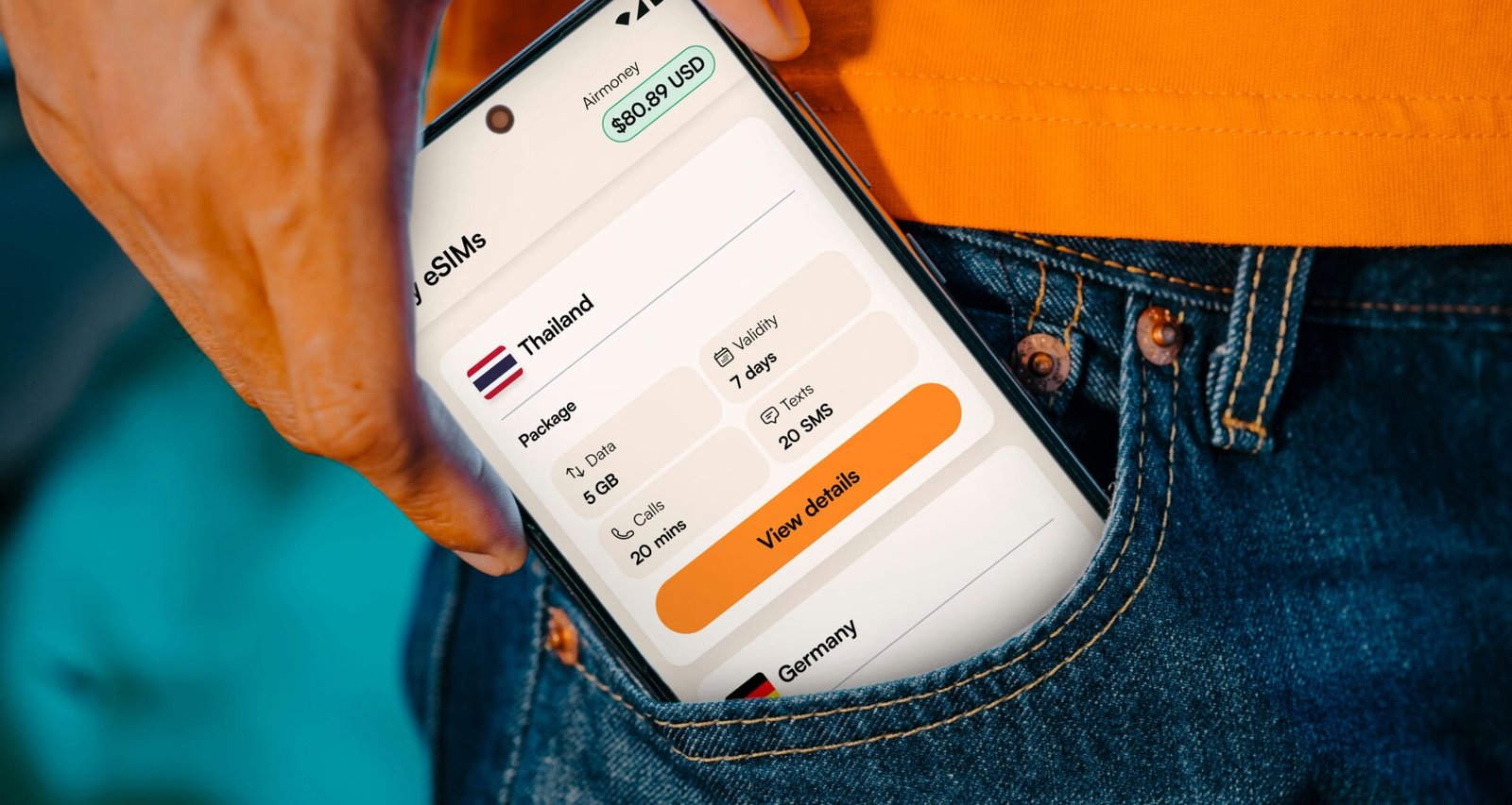 Ein Smartphone steckt in einer Jackentasche und zeigt Reiseinformationen auf dem Display an.