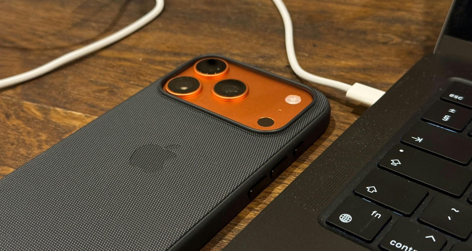 Smartphone per Kabel mit einem Laptop verbunden, ideal für Datentransfer und Synchronisation mobiler Geräte mit dem Computer.