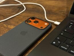 Smartphone per Kabel mit einem Laptop verbunden, ideal für Datentransfer und Synchronisation mobiler Geräte mit dem Computer.