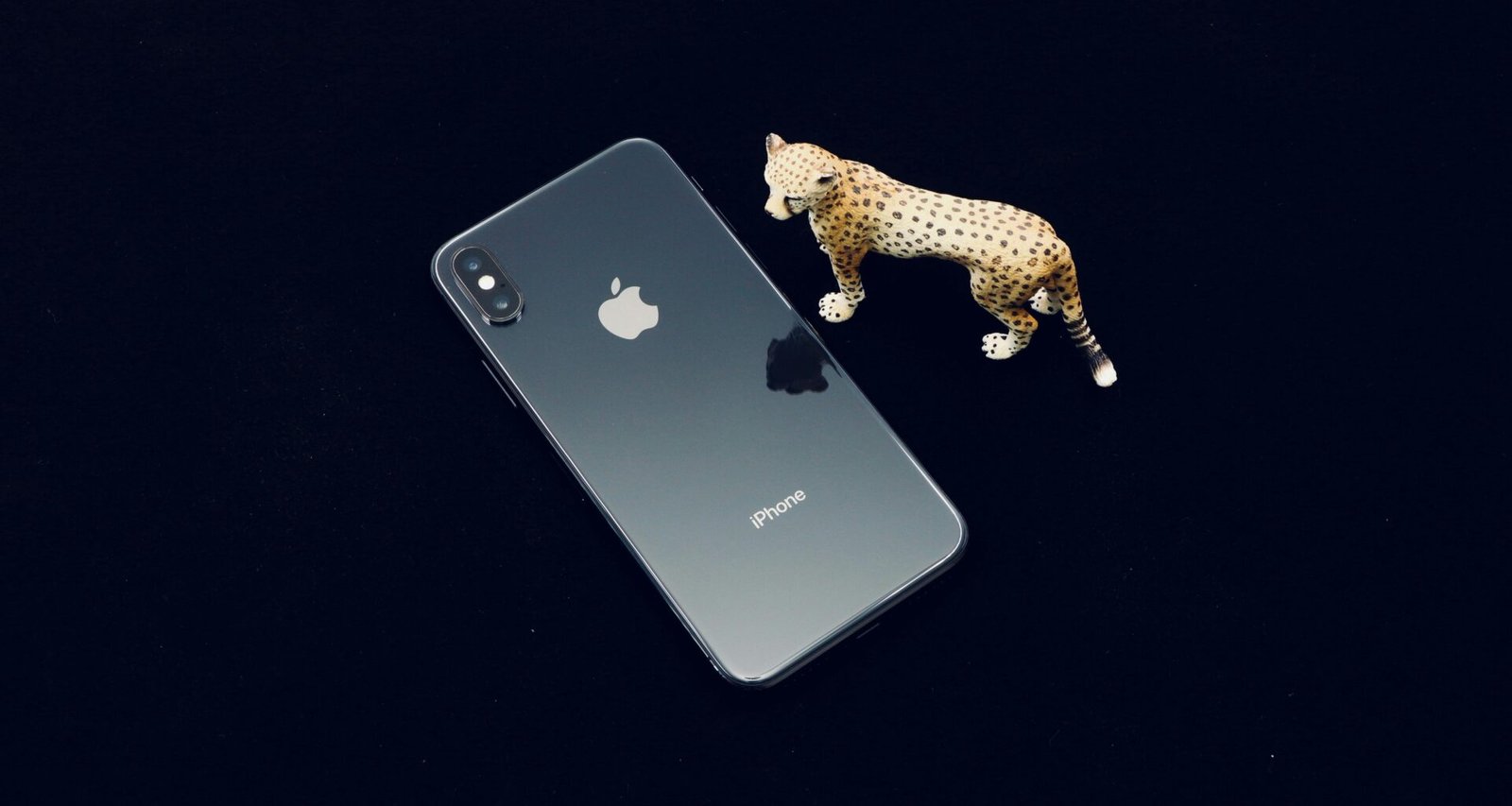 Space Gray iPhone X von oben fotografiert vor neutralem Hintergrund, Fokus auf das elegante Design und die glatte Oberfläche