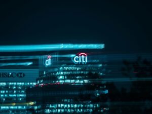 Stadtgebäude mit leuchtenden Fenstern und Lichtern bei Nacht, urbanes Stadtbild mit moderner Ausstrahlung.