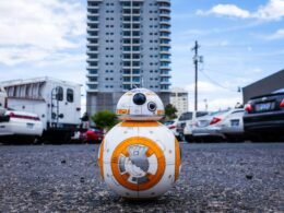 Star Wars Droide BB-8 auf neutralem Hintergrund mit Fokus auf futuristisches Roboter-Design