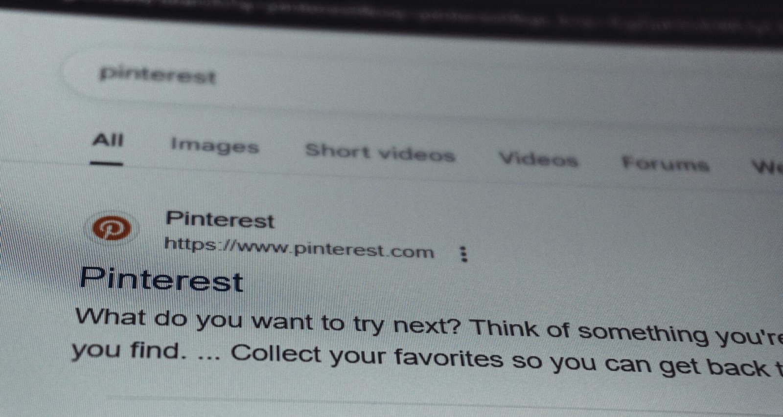 Suchergebnisseite von Pinterest auf einem Bildschirm mit verschiedenen angezeigten Inhalten und Nutzeroberfläche.