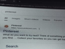 Suchergebnisseite von Pinterest auf einem Bildschirm mit verschiedenen angezeigten Inhalten und Nutzeroberfläche.