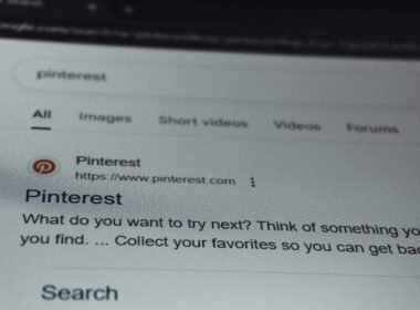 Suchergebnisseite von Pinterest auf einem Bildschirm mit verschiedenen angezeigten Inhalten und Nutzeroberfläche.