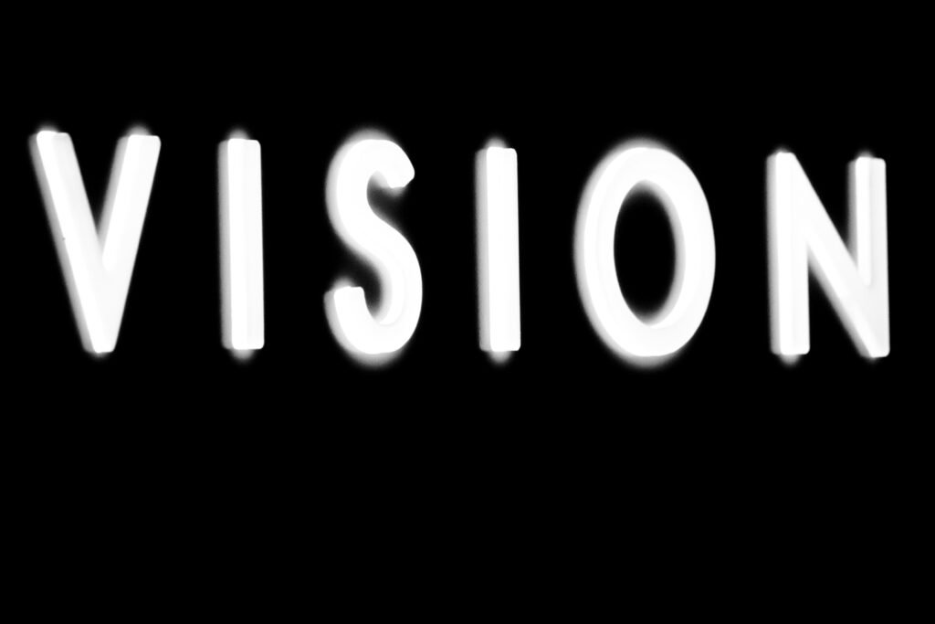 Laptops und Kaffeebecher auf einem großen Schreibtisch, ideal für moderne Teamarbeit oder Online-Meetings