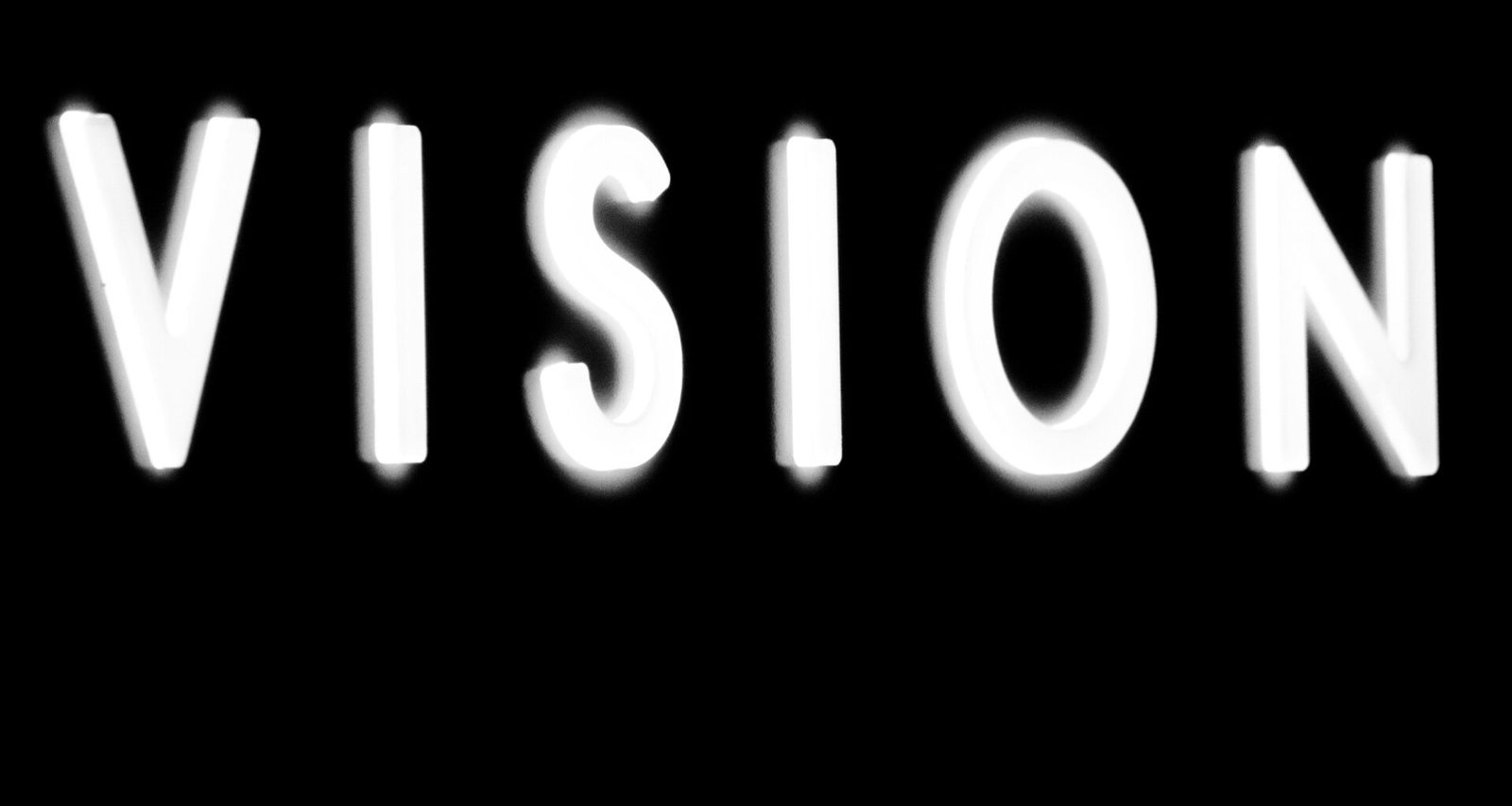 Laptops und Kaffeebecher auf einem großen Schreibtisch, ideal für moderne Teamarbeit oder Online-Meetings