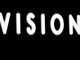 Laptops und Kaffeebecher auf einem großen Schreibtisch, ideal für moderne Teamarbeit oder Online-Meetings