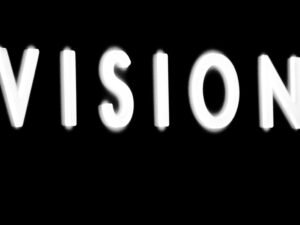 Laptops und Kaffeebecher auf einem großen Schreibtisch, ideal für moderne Teamarbeit oder Online-Meetings