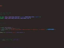 Ein Arbeitsplatz mit geöffneter Laptopanzeige, auf der Programmiersprache-Code sichtbar ist, Kaffeetasse daneben