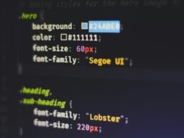 Helles, modernes Büro mit Computern und technischer Ausstattung, ideal für digitales Arbeiten