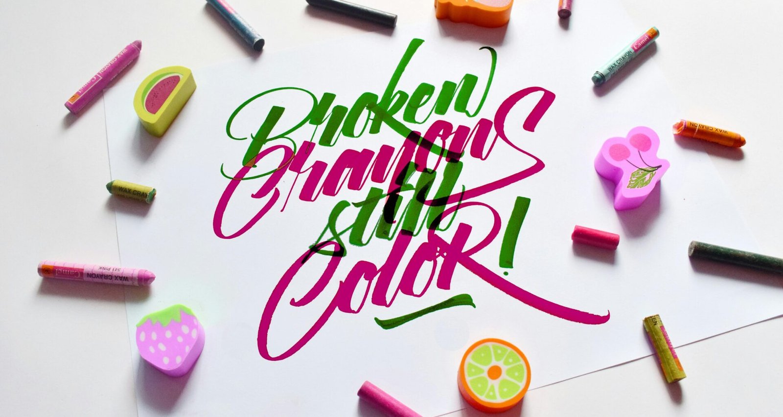 Stadtansicht mit hohen Bürotürmen und modernen Glasfassaden im Sonnenlicht, aufgenommen von Mayank Baranwal