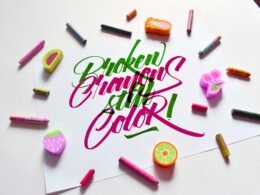 Stadtansicht mit hohen Bürotürmen und modernen Glasfassaden im Sonnenlicht, aufgenommen von Mayank Baranwal