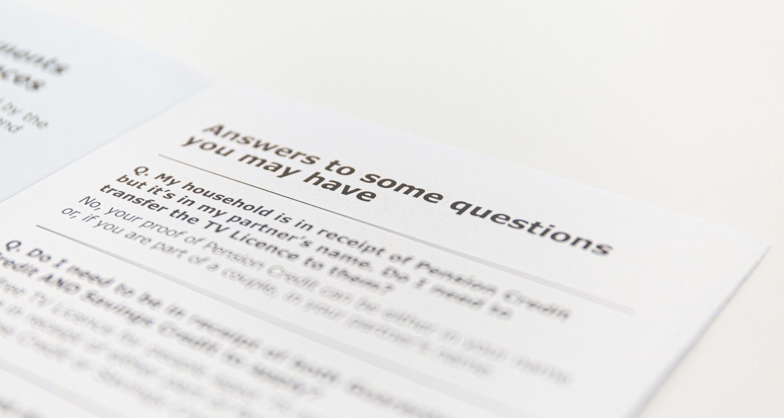 Laptop, Notizbuch und Stift auf einem Schreibtisch, ideal für digitales Arbeiten und Planung von Online-Projekten