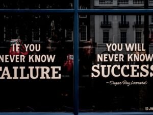 Minimalistisches, modernes Textmotiv auf einfarbigem Hintergrund, fotografiert von the blowup