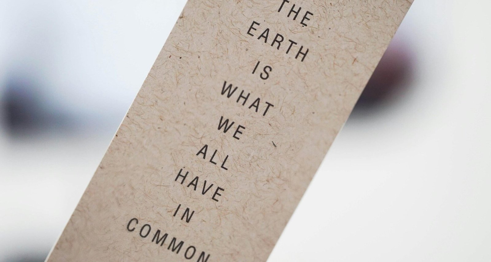 Nahaufnahme eines einzelnen Buchstabens auf einem weißen Blatt Papier, fotografiert von 2H Media