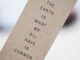 Nahaufnahme eines einzelnen Buchstabens auf einem weißen Blatt Papier, fotografiert von 2H Media