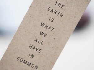 Nahaufnahme eines einzelnen Buchstabens auf einem weißen Blatt Papier, fotografiert von 2H Media