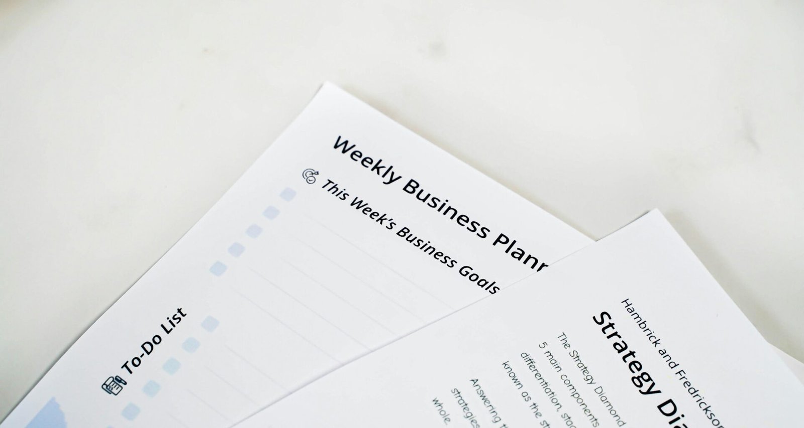 Großaufnahme verschiedener Buchstaben auf Papier, die typografische Elemente und Textgestaltung zeigen