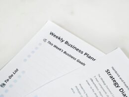 Großaufnahme verschiedener Buchstaben auf Papier, die typografische Elemente und Textgestaltung zeigen