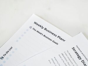 Großaufnahme verschiedener Buchstaben auf Papier, die typografische Elemente und Textgestaltung zeigen