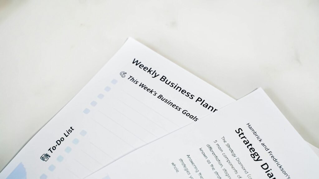 Detailaufnahme von dicht angeordneten Buchstaben und Schriftzeichen auf hellem Hintergrund