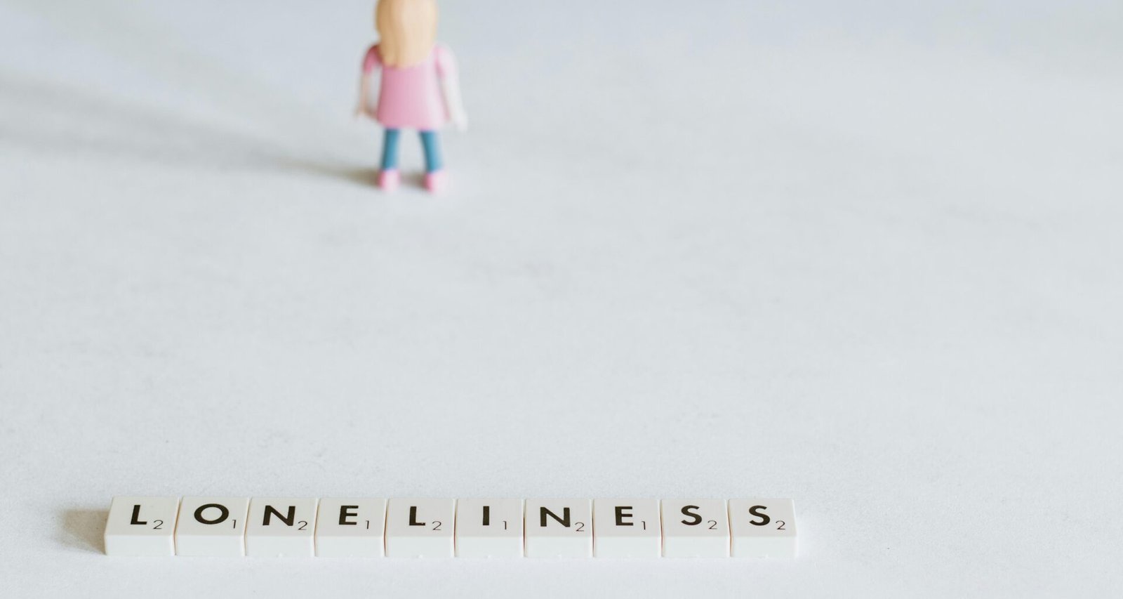 Abstrakte, farbenreiche Darstellung mit ineinanderfließenden Formen und Kontrasten, aufgenommen von Pawel Czerwinski