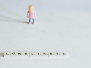 Abstrakte, farbenreiche Darstellung mit ineinanderfließenden Formen und Kontrasten, aufgenommen von Pawel Czerwinski