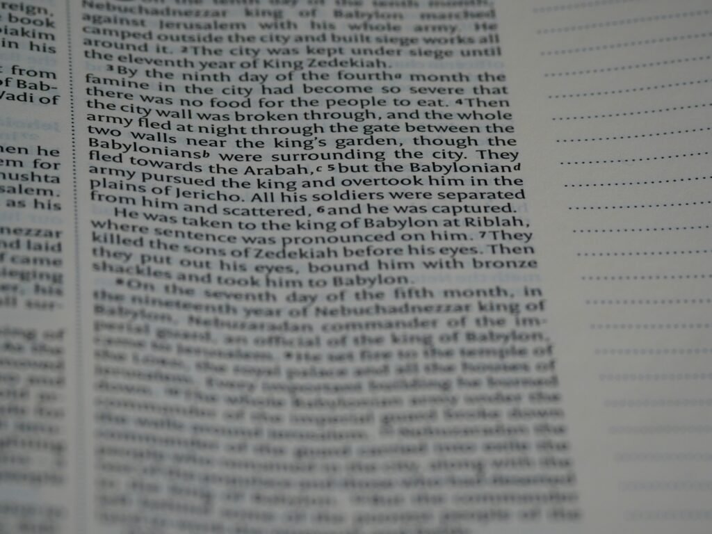 Nahaufnahme eines digitalen Textdokuments auf einem Bildschirm mit Fokus auf den Textfluss