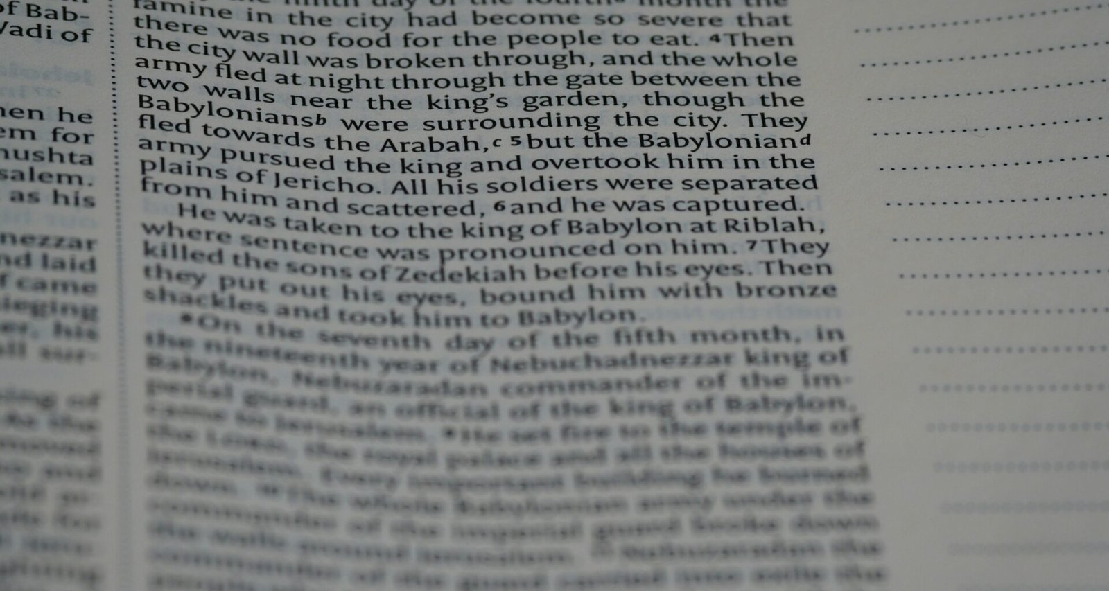 Nahaufnahme eines digitalen Textdokuments auf einem Bildschirm mit Fokus auf den Textfluss