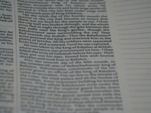 Nahaufnahme eines digitalen Textdokuments auf einem Bildschirm mit Fokus auf den Textfluss