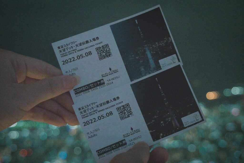 Laptop mit geöffneter Textverarbeitung auf einem Schreibtisch, Fokus auf digitale Textanalyse und aktuelle Technologien