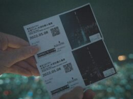 Laptop mit geöffneter Textverarbeitung auf einem Schreibtisch, Fokus auf digitale Textanalyse und aktuelle Technologien