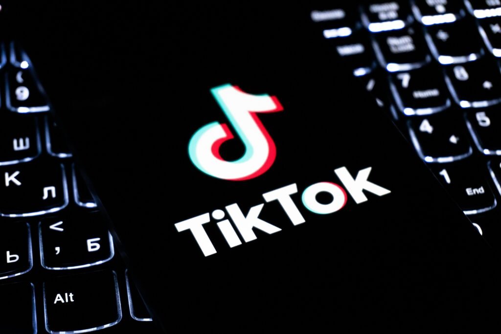 TikTok Logo als zentrales Element auf einer Computer-Tastatur, Symbol für digitale Plattformen im Online-Marketing
