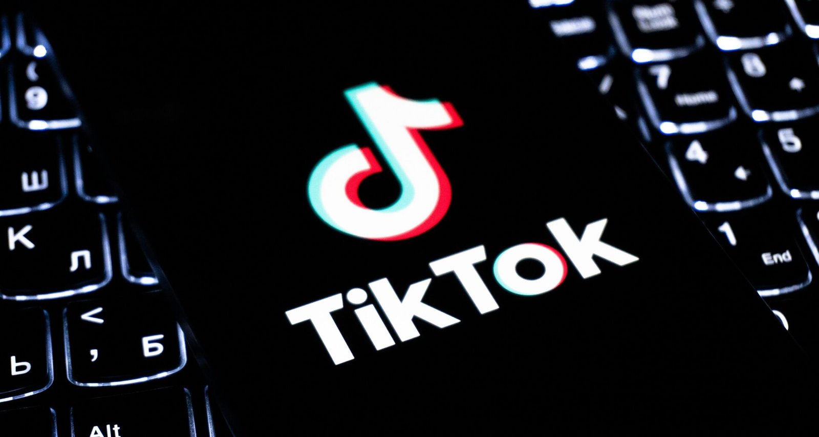 TikTok Logo als zentrales Element auf einer Computer-Tastatur, Symbol für digitale Plattformen im Online-Marketing