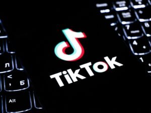 TikTok Logo als zentrales Element auf einer Computer-Tastatur, Symbol für digitale Plattformen im Online-Marketing