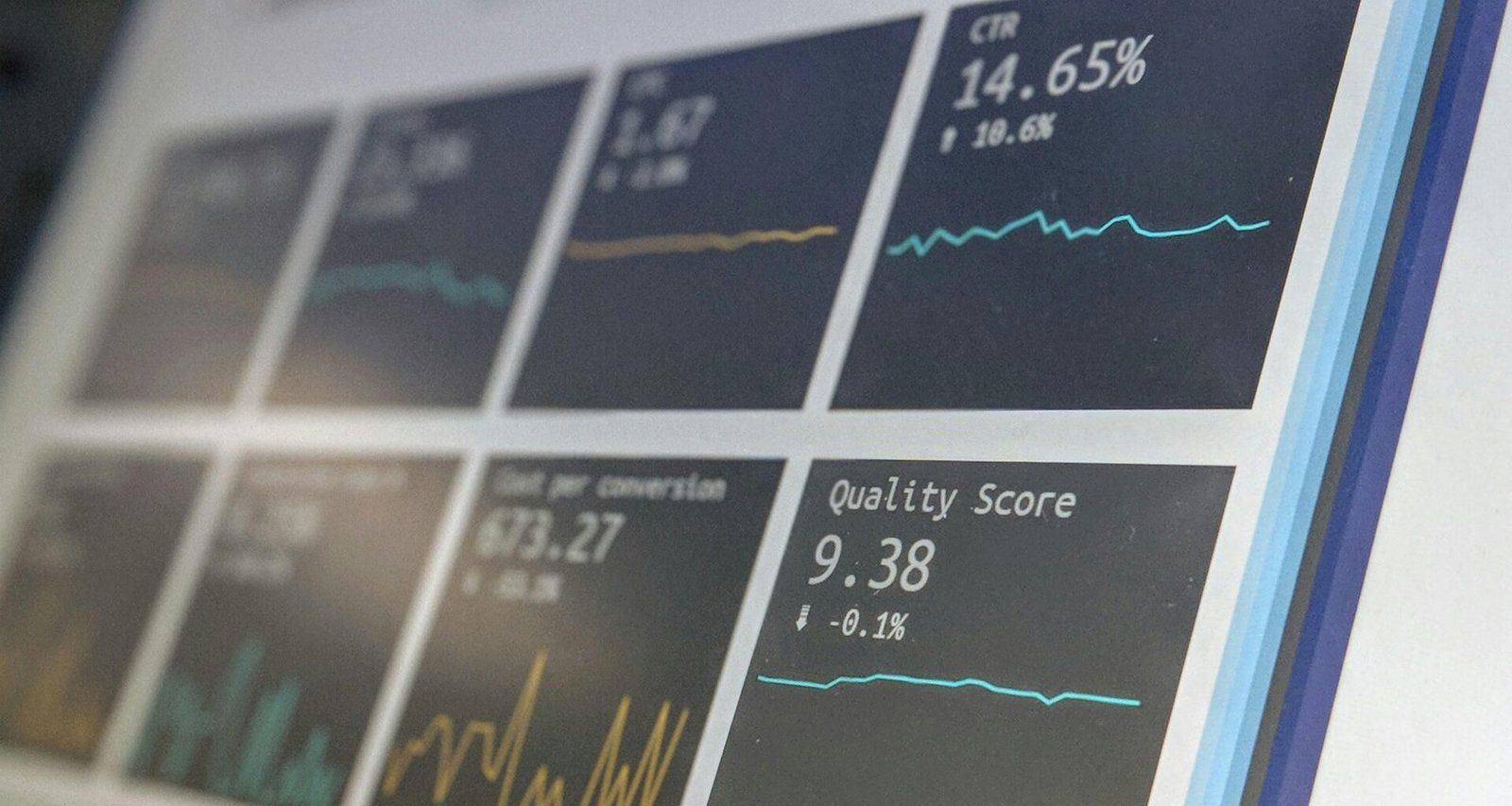 Eingeschalteter Überwachungsmonitor mit zahlreichen Anzeigedaten, Fokus auf technischer Kontrollfunktion im digitalen Umfeld