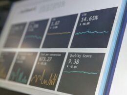Eingeschalteter Überwachungsbildschirm mit Echtzeitdatenanzeige, genutzt zur Kontrolle im Monitoring-Bereich.