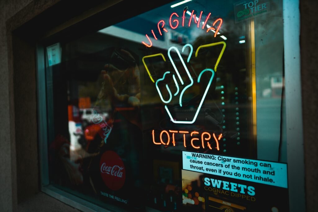 Die Beschilderung des UNKs Coffee Shops mit klaren Buchstaben vor einem städtischen Hintergrund, fotografiert von A n v e s h.