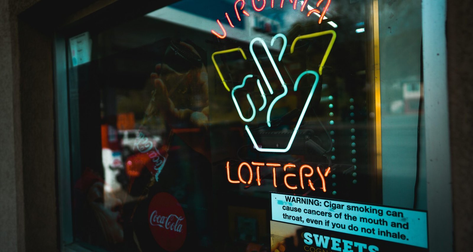 Die Beschilderung des UNKs Coffee Shops mit klaren Buchstaben vor einem städtischen Hintergrund, fotografiert von A n v e s h.