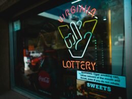 Die Beschilderung des UNKs Coffee Shops mit klaren Buchstaben vor einem städtischen Hintergrund, fotografiert von A n v e s h.