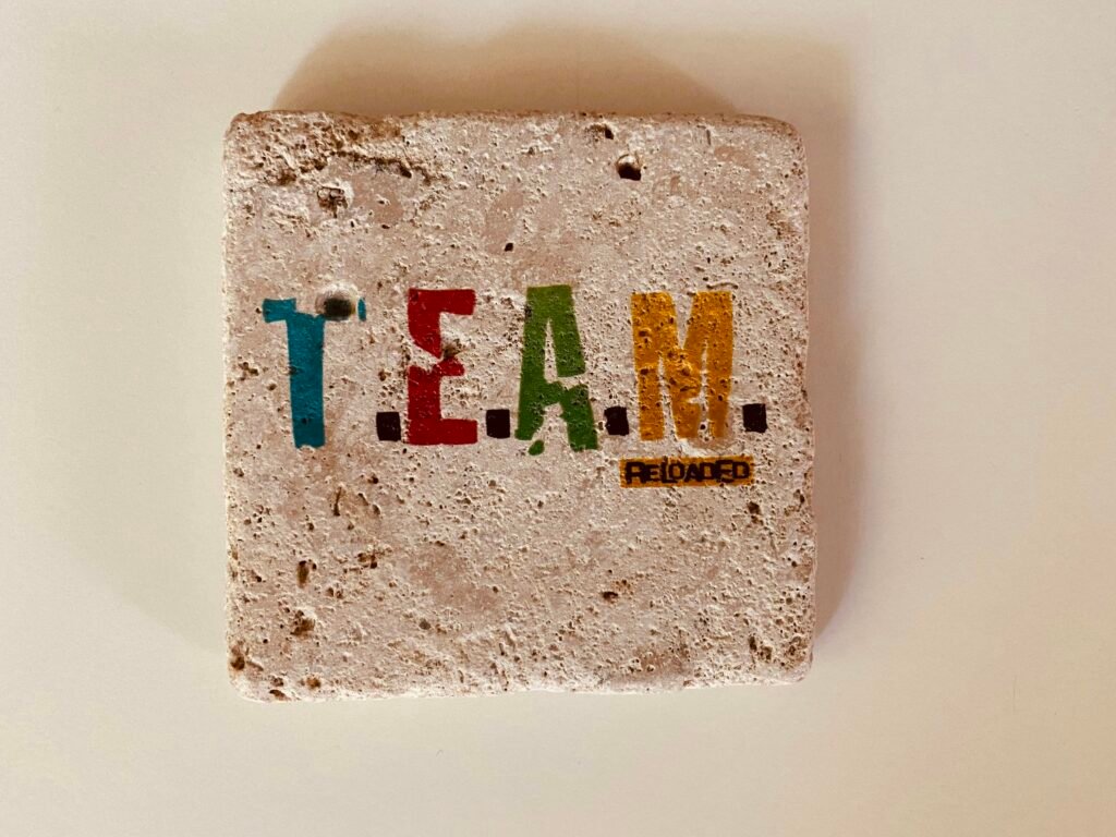 Weiß-blaues Rauchen-verboten-Schild mit durchgestrichener Zigarette auf neutralem Hintergrund, symbolisiert Rauchverbot