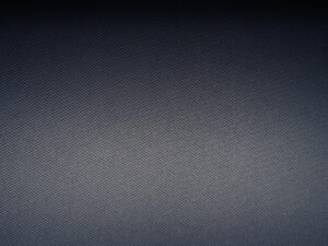 Weiß-grau kariertes Textilgewebe, dessen Muster moderne Designs und textile Struktur zeigt