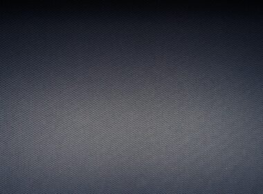 Nahaufnahme eines weiß-grau karierten Textils mit feinem Muster, geeignet zur Illustration von Design- und Strukturthemen