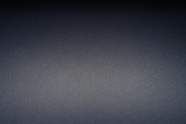 Nahaufnahme eines weiß-grau karierten Textils zur Illustration von Mustern und moderner Stoffgestaltung