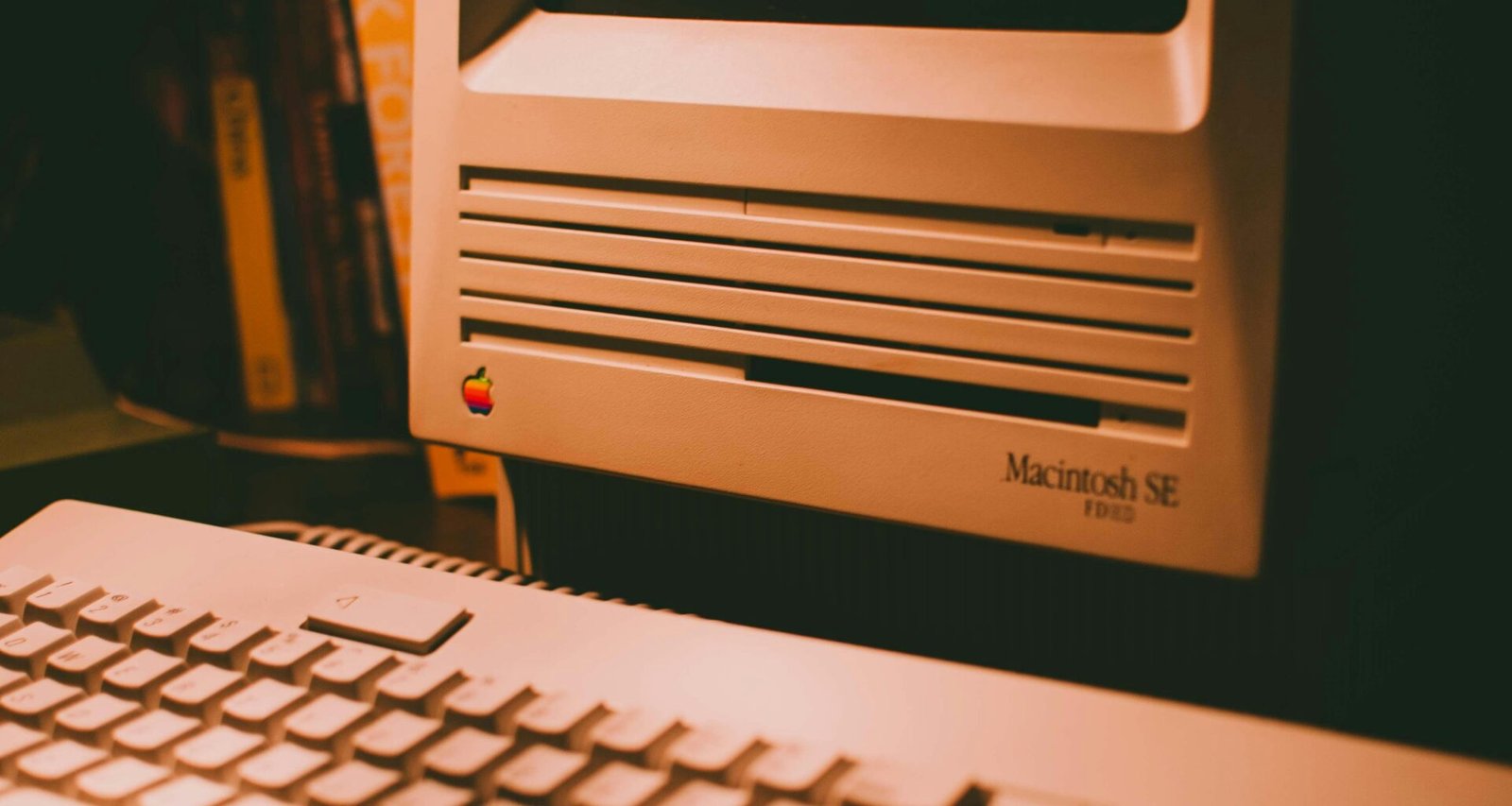 Weiße Computertastatur auf schwarzem Tisch, Detailaufnahme mit Fokus auf klare Tasten und modernes Design