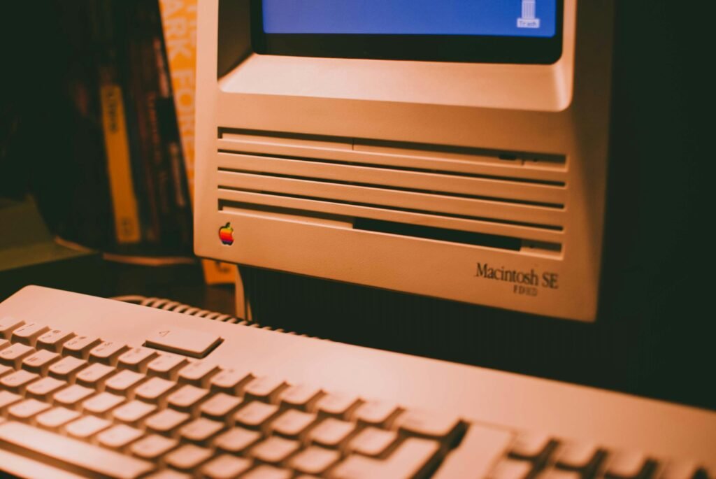 Weiße Computertastatur liegt auf schwarzem Tisch in einer modernen Arbeitsumgebung, Bild von Jack Guo.