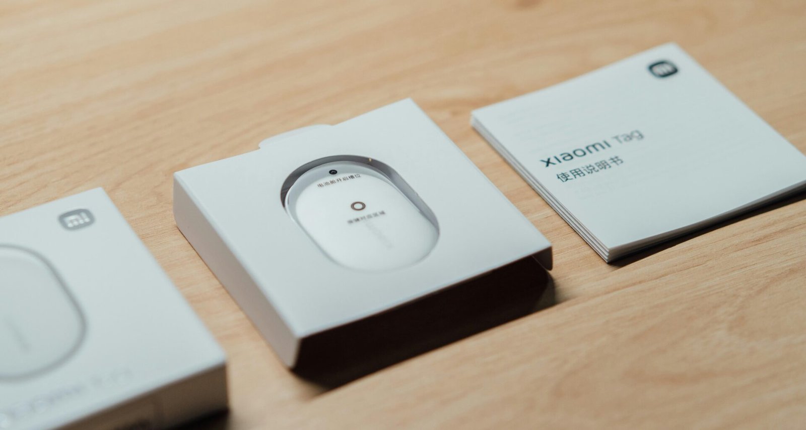 Weiße kabellose Computermaus in geöffneter Verpackung mit sichtbarer Gebrauchsanleitung auf einem Tisch