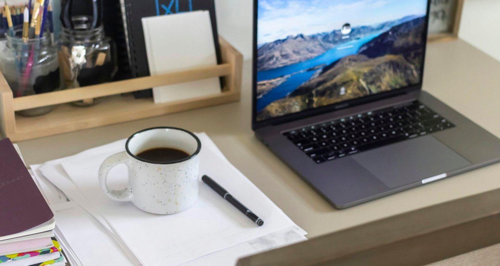 Weiße Keramiktasse auf weißem Tisch, aufgenommen von Bennett Frazier; minimalistisches Setting für Büro oder Homeoffice